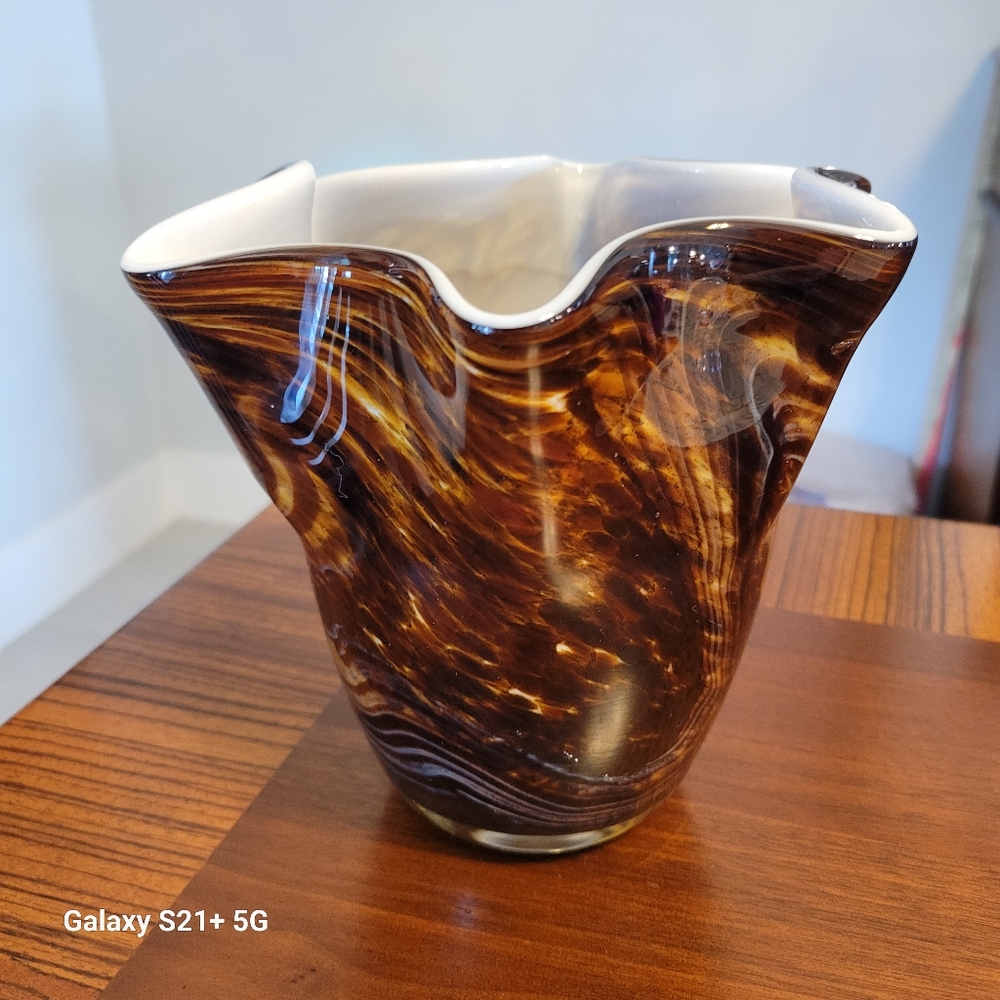 ART GLASS VASE. - Picture 3 of 6